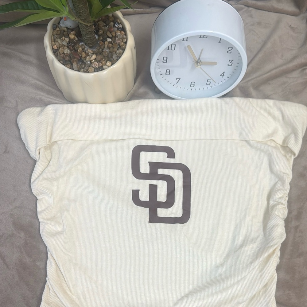 Cream Top with Dark Brown Interlocking SD Logo